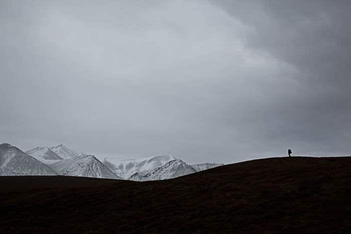 Foto de paisaje que aparece en blanco y negro, con la silueta de un hombre a la derecha.  Imagen tomada sobre el río Katakturuk.