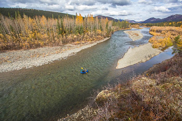 Fotografía de aventuras que muestra el rafting en el río desde la distancia.