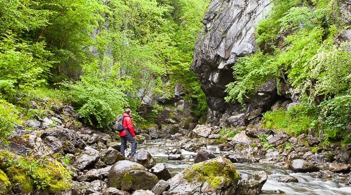 un excursionista admirando una cascada - habilidades de fotografía de aventuras