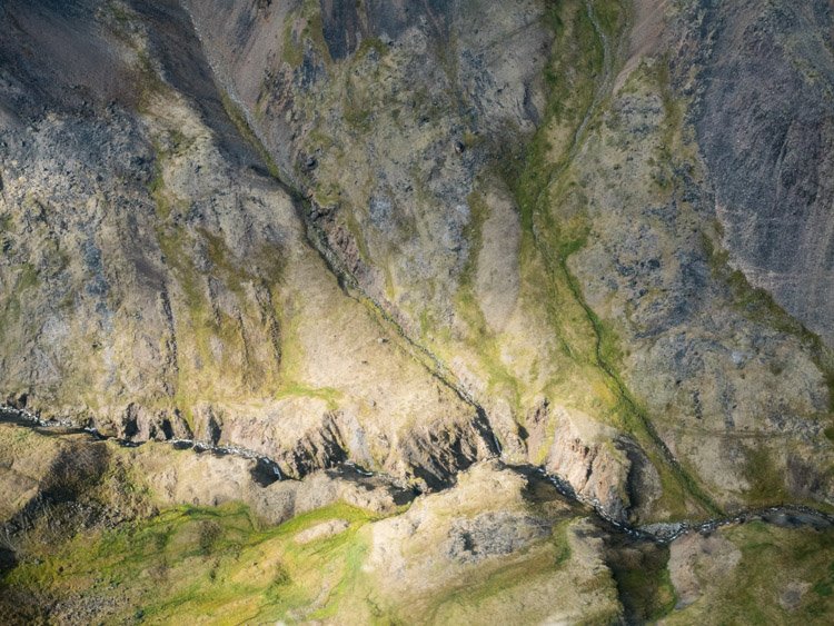 Vista de fotografía aérea de un paisaje montañoso rocoso