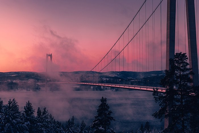 Foto artística de un puente en la luz coloreada del atardecer