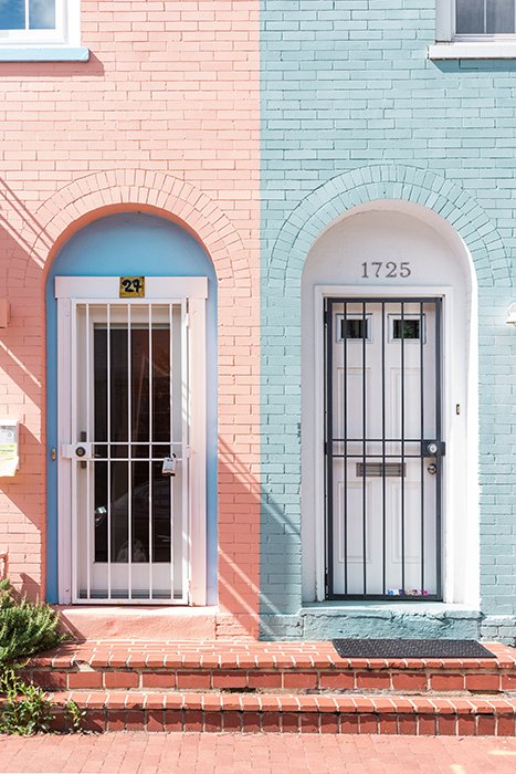 Fotografía artística de dos puertas.