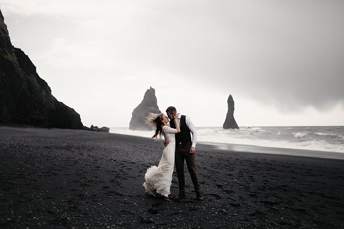 Retrato de boda de ensueño de una pareja posando en una playa - estética en fotografía