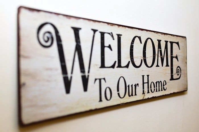Un letrero de pared de 'Bienvenido a nuestro hogar'