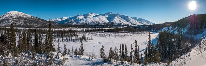 Una impresionante fotografía panorámica de un paisaje invernal tomada en Wiseman, Alaska