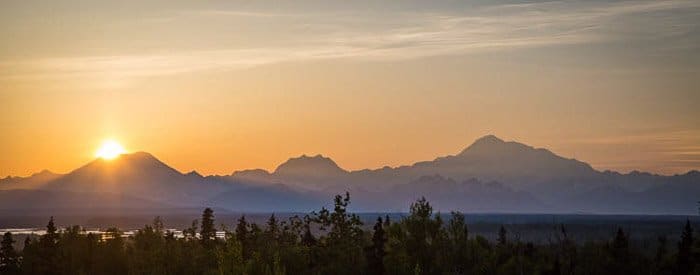 Una hermosa foto panorámica del atardecer del paisaje de Alaska