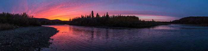 Atmospherica y fotografía panorámica de colores brillantes de una puesta de sol en Anvik, Alaska