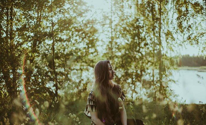 Hermoso retrato al aire libre de una modelo femenina de pelo largo: luz ambiental para mejores retratos