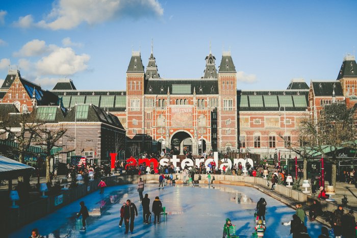 El cartel de I Amsterdam con el imponente Rijksmuseum al fondo 