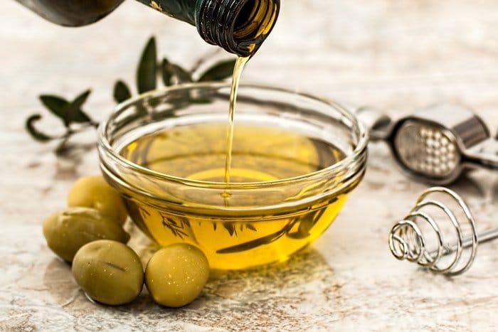 Se vierte el aceite de oliva en un recipiente 