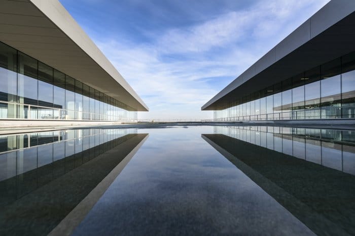 Fotografía de arquitectura de dos edificios modernos en simetría.