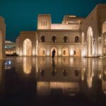 Fotografía de arquitectura: Imagen de gran angular del patio al aire libre de la Ópera de Muscat.