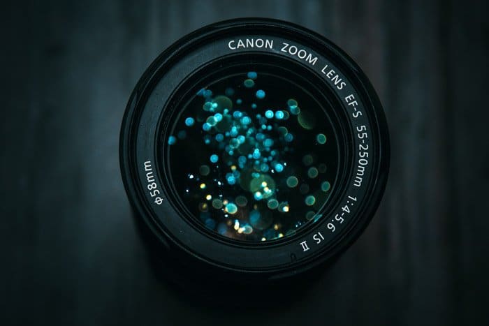 Un primer plano de una lente Canon DSLR 
