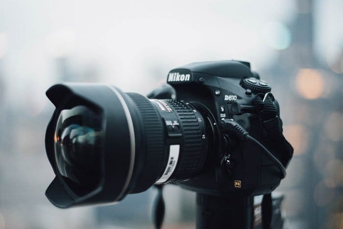 Una cámara réflex digital Nikon montada en un trípode 
