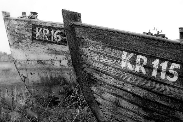 Fotografía en blanco y negro de barcos desgastados