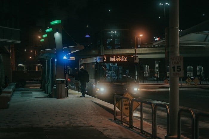 Varias luces iluminan una parada de autobús en Kalamazoo 