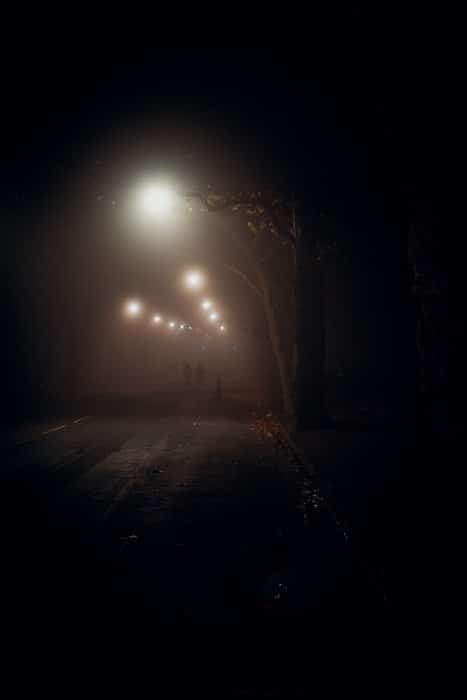 las luces de la calle crean borrosidad por la noche 