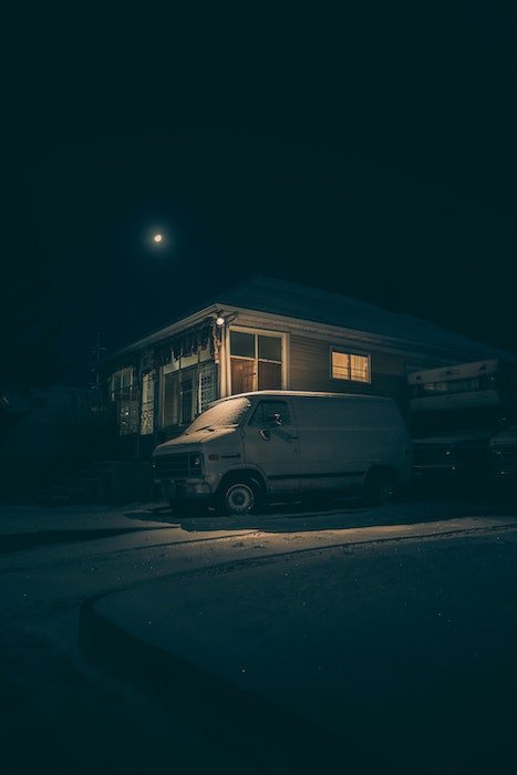 idea de fotografía con poca luz: una única lámpara ilumina una furgoneta