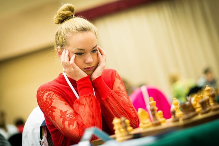 Un retrato sincero de una jugadora de ajedrez durante un torneo - consejos de fotografía de ajedrez