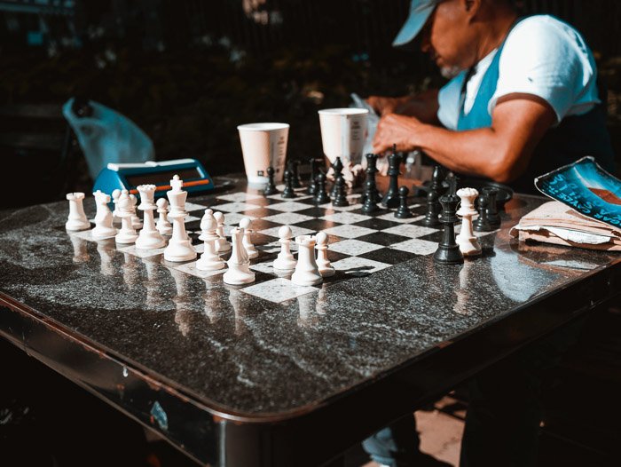 Fotografía de ajedrez sincero de un tablero al aire libre y jugadores de ajedrez