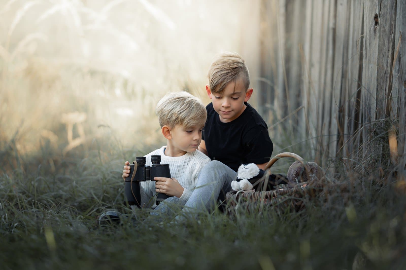 Foto de dos niños jugando al aire libre
