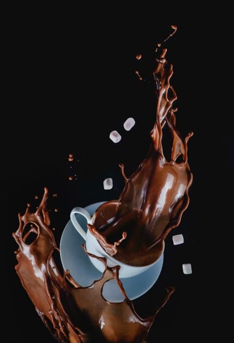 Una foto creativa de una taza de café que cae a mitad de la salpicadura. 