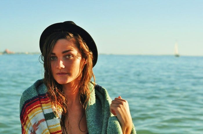 Una sesión de fotografía modelo en una playa.