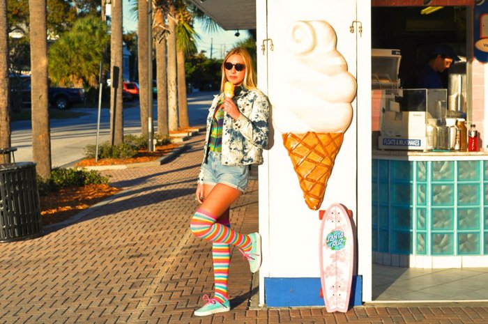 Una modelo de fotografía posa con un helado fuera de un café.