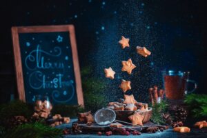 Geniales fotos de Navidad bodegón de galletas levitando sobre un bodegón configurado
