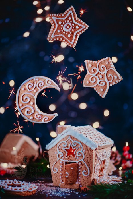 Una mágica fotografía navideña de una casa de pan de jengibre y galletas flotantes