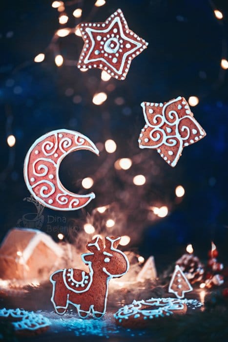 Una mágica fotografía navideña de naturaleza muerta con galletas flotantes