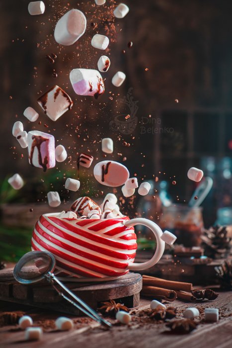 Una mágica fotografía navideña de una taza de café y malvaviscos levitando