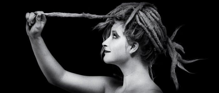 Atmosférico retrato en blanco y negro de una modelo femenina con rastas: retratos de aspecto cinematográfico