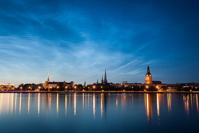 Fotografía del horizonte de la ciudad de Riga tomada en la hora azul