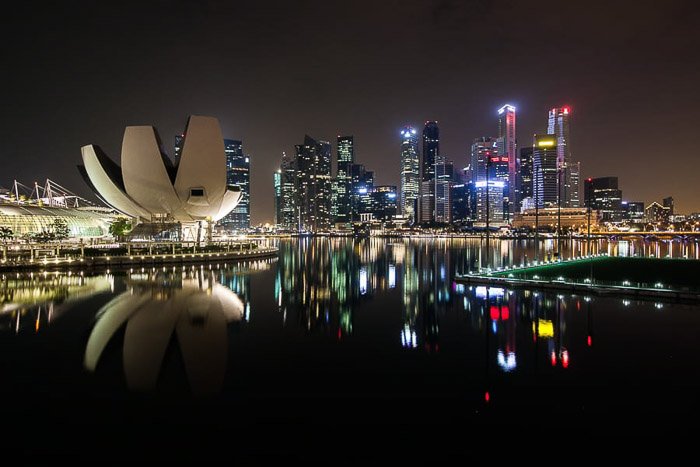 Fotografía del horizonte de la ciudad de Singapur por la noche