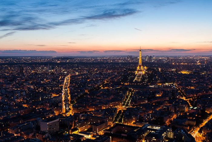 Vista aérea del horizonte de la ciudad de París. 