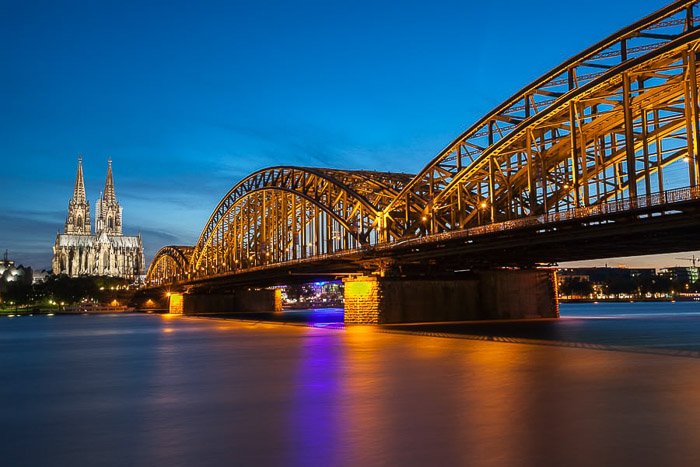 Fotografía del horizonte de la ciudad de Colonia por la noche