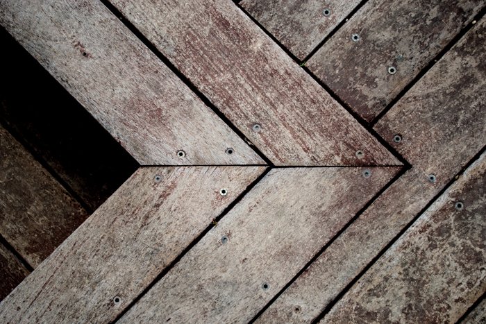 una foto de tablas del piso de madera con mayor claridad para enfatizar la textura de la madera - herramienta de claridad sala de luz