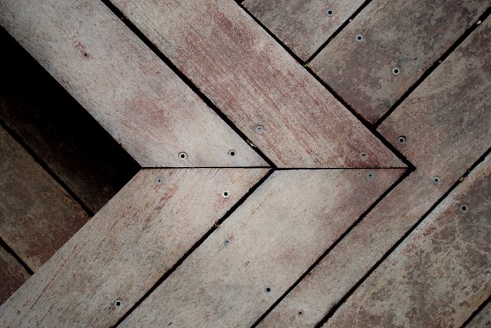 una foto de tablas del piso de madera con menor claridad para difuminar la textura de la madera - herramienta de claridad lightroom