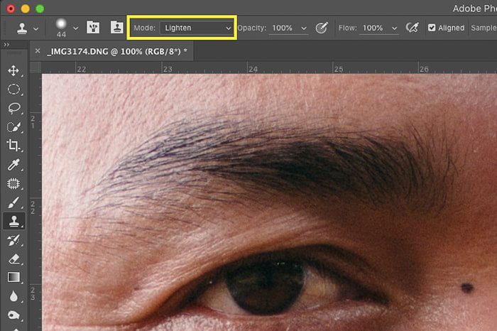 Una captura de pantalla de cómo eliminar las imperfecciones de la piel con la herramienta de sello de clonación de Photoshop: aclarar