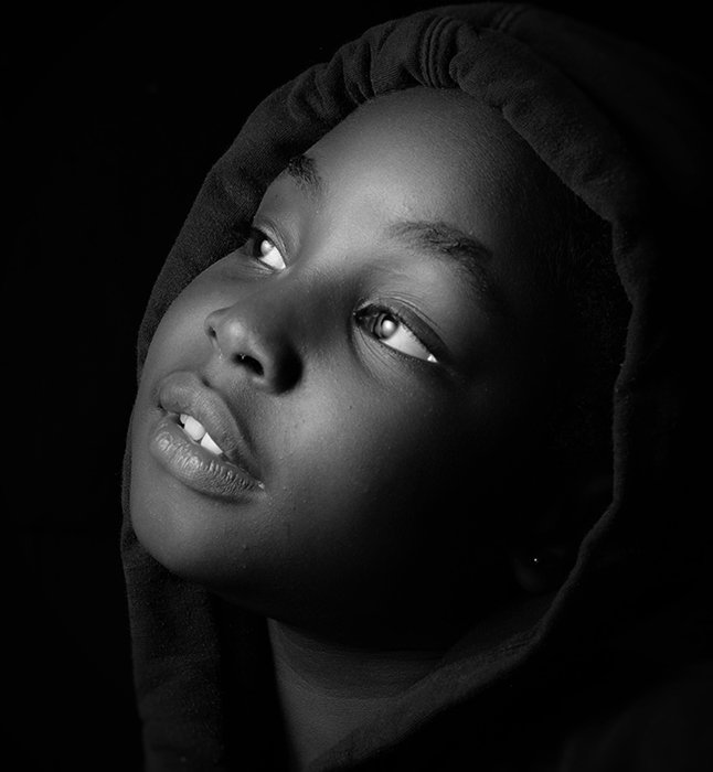 Retrato en blanco y negro de un niño en luz suave