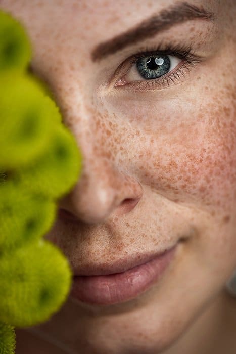 Close Up retrato de una mujer con pecas