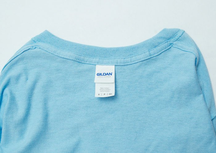 Una foto de un producto de ropa de una camiseta azul de adentro hacia afuera 