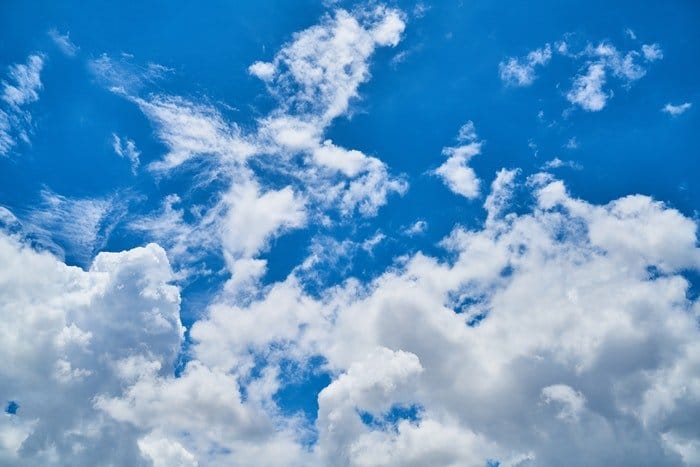 foto de nubes esponjosas en el cielo azul brillante