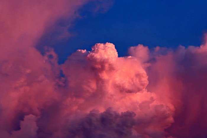 foto de impresionantes nubes rosadas y púrpuras