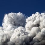 foto de nubes en el cielo azul