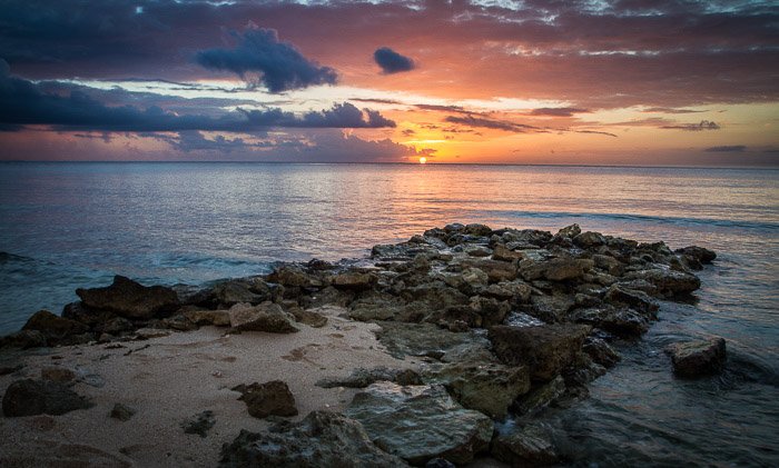 Una impresionante toma de fotografía costera del embarcadero rocoso al atardecer 