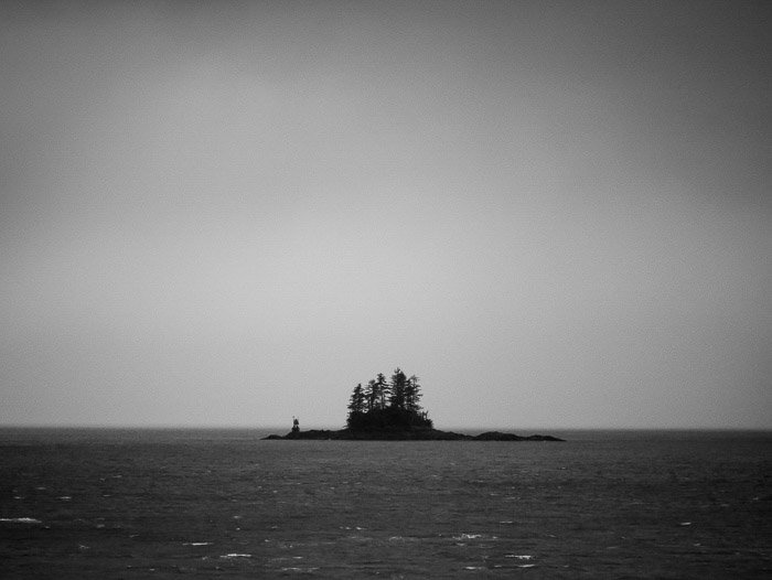 Fotografía costera: imagen en blanco y negro de una pequeña isla a poca distancia