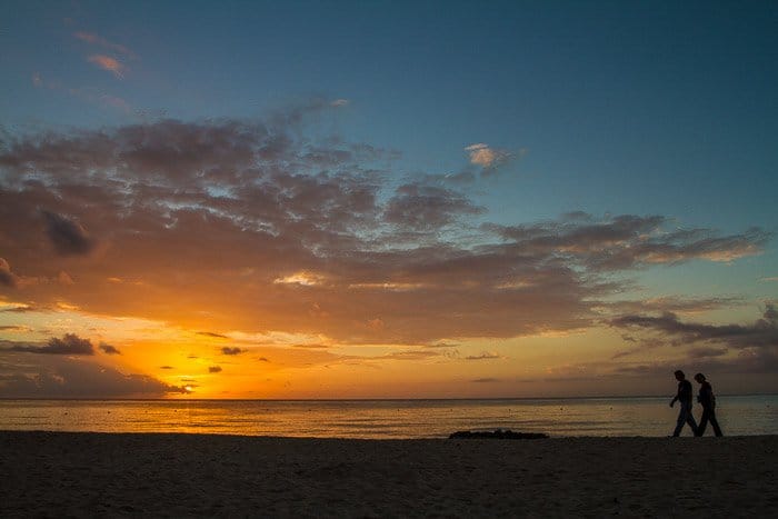 Una impresionante fotografía costera tomada al atardecer.