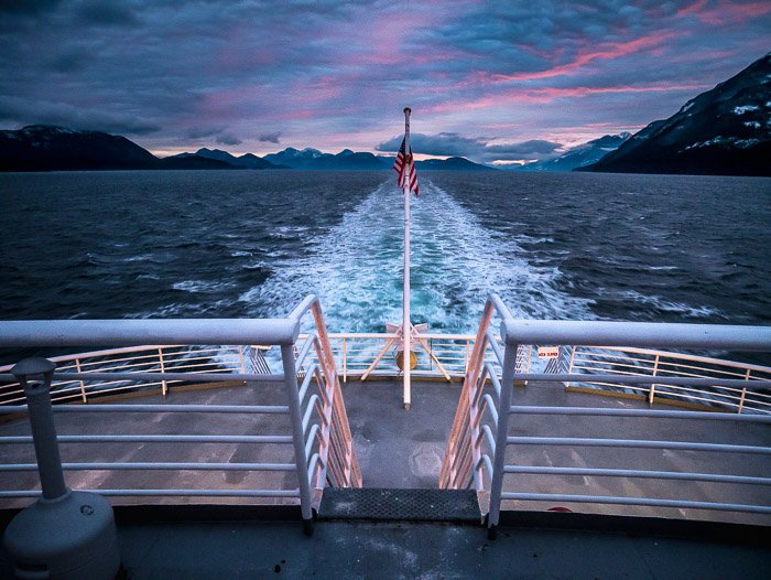 Una impresionante fotografía costera tomada desde un barco.